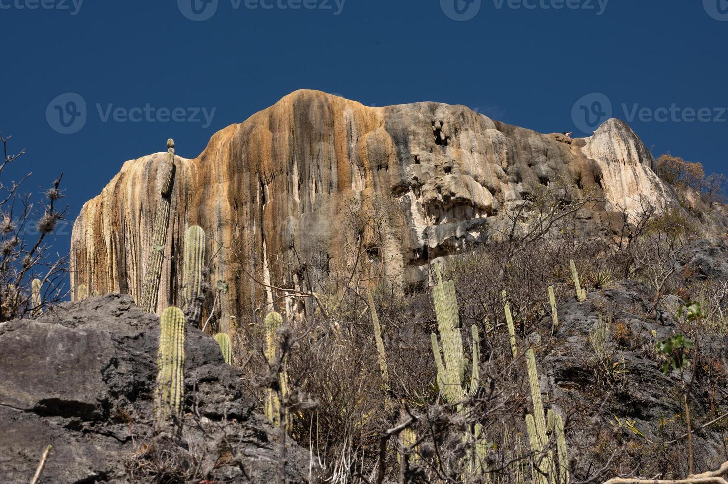 meisje Aan top van een wit berg met blauw meren en veren in Mexico hier del agua foto