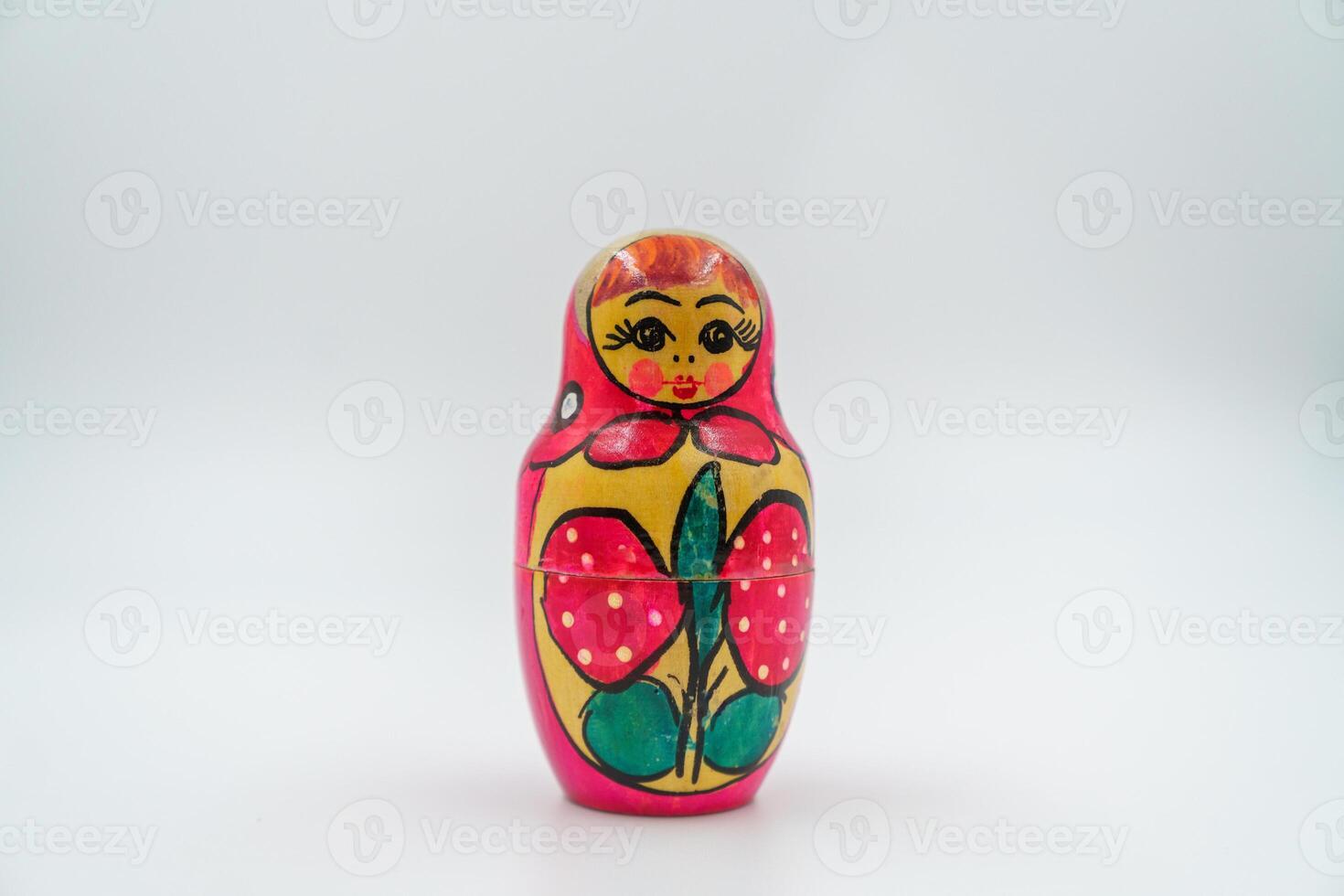 Russisch matryoshka nesten poppen, hand geschilderd met volk motieven, cultureel handwerk, rood bloemen decoratie, sier- stukken, houten speelgoed. symbool van Russisch erfenis, wit achtergrond foto