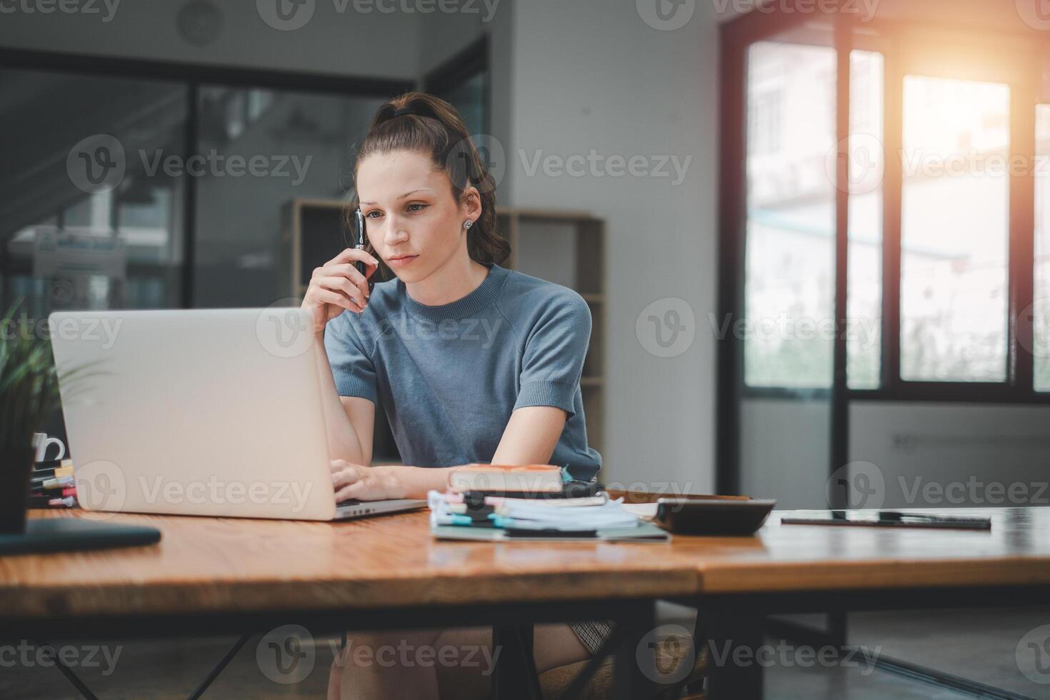 echt bezig jong bedrijf vrouw manager uitvoerend op zoek Bij laptop computer denken van financieel digitaal markt risico's, overwegen nieuw zakelijke strategie idee, aan het kijken Webinar. foto