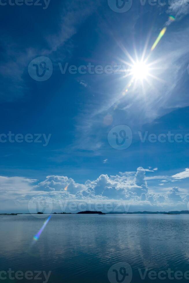 blauw lucht met zon en wolk. foto