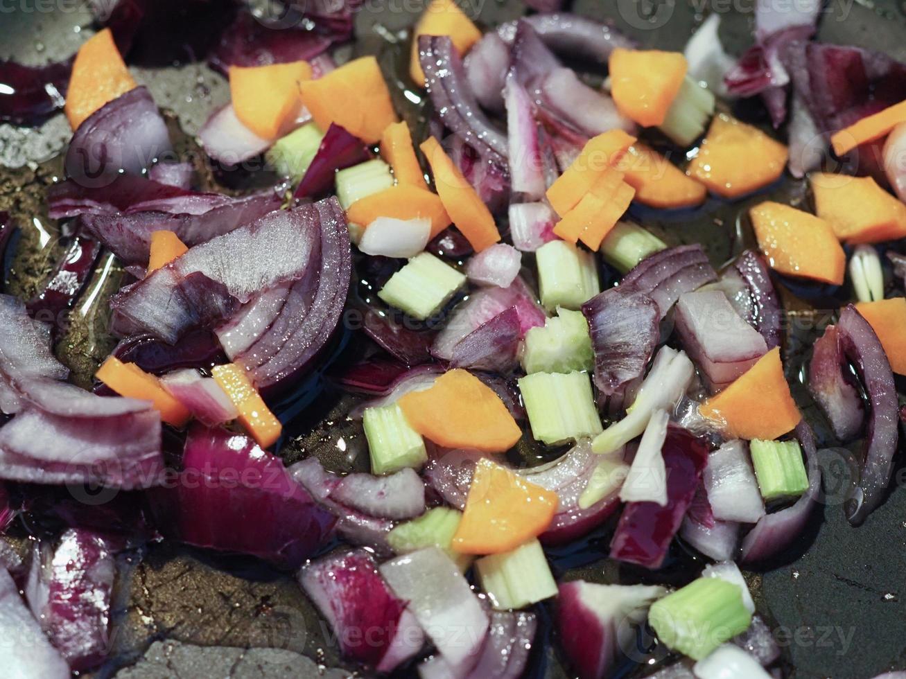 plantaardige sofrito met olijfolie foto