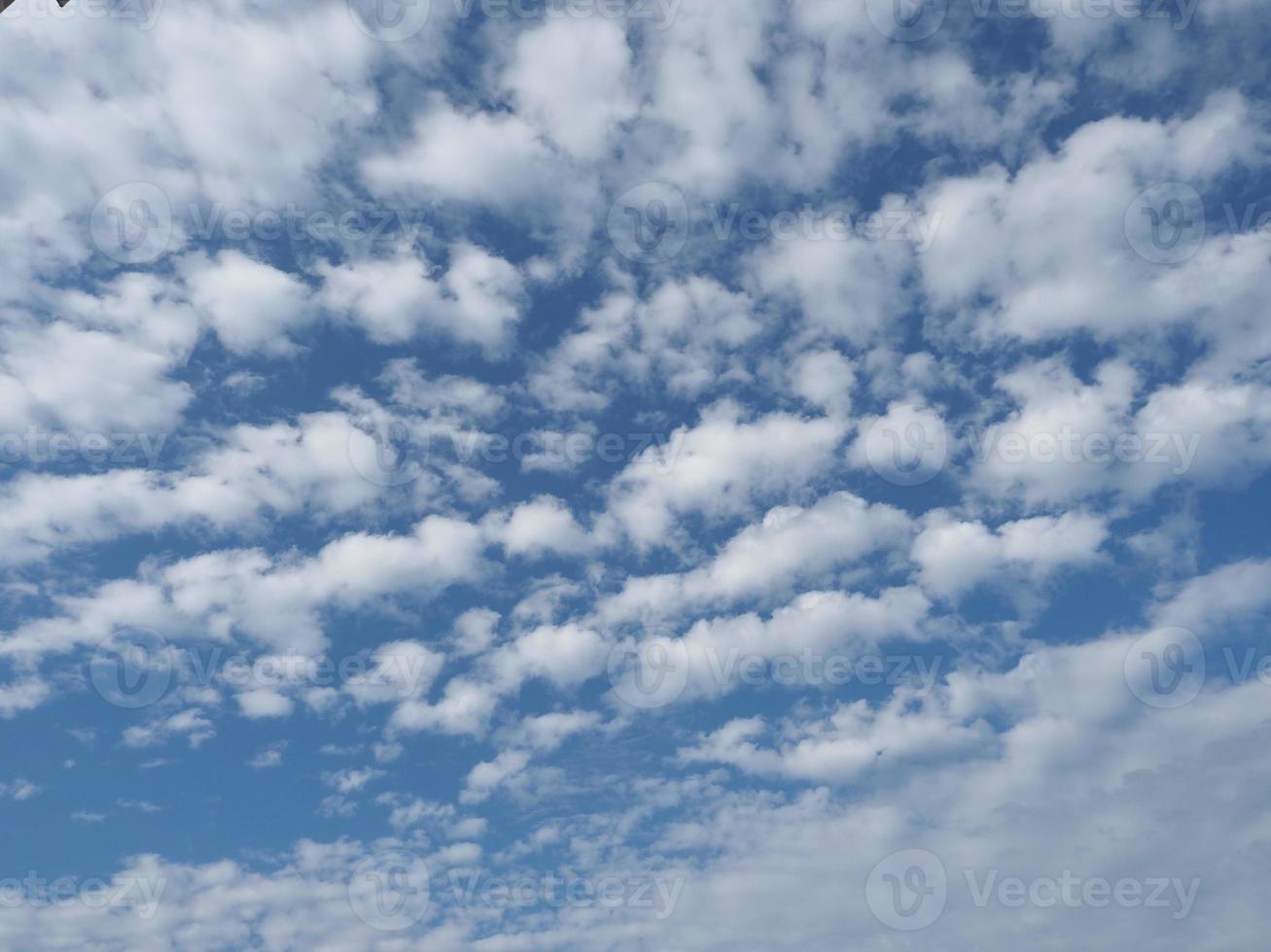 blauwe hemel met wolken achtergrond foto