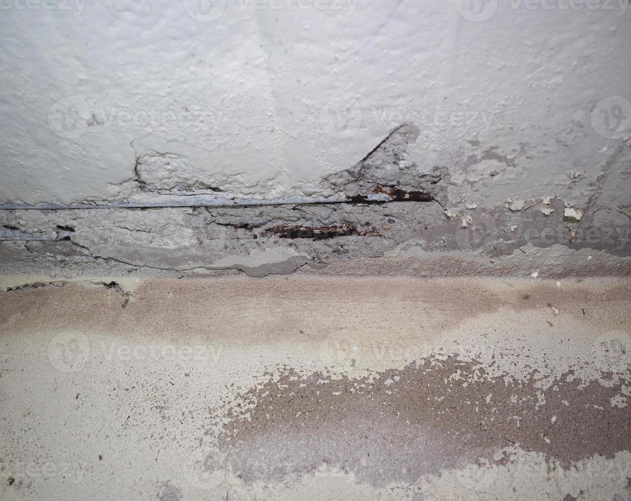 beschadigde wapeningsstaven van gewapend beton foto