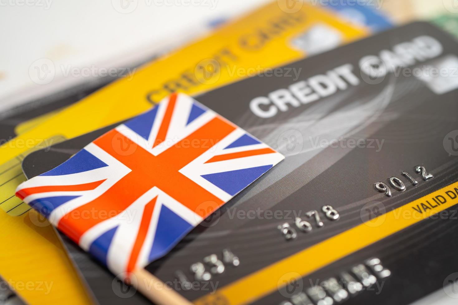 vlag van het verenigd koninkrijk op creditcard. financiële ontwikkeling, bankrekening, statistieken, investeringsanalytisch onderzoek data-economie, beurshandel, bedrijfsconcept. foto