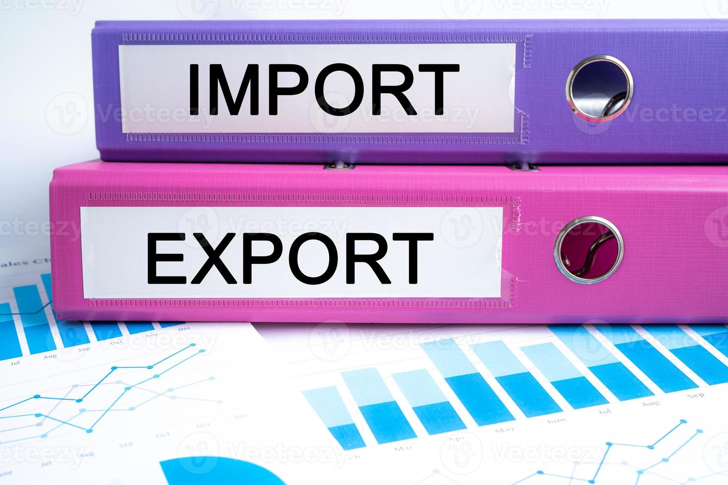 importeren en exporteren. binder data finance rapport business met grafiekanalyse op kantoor. foto