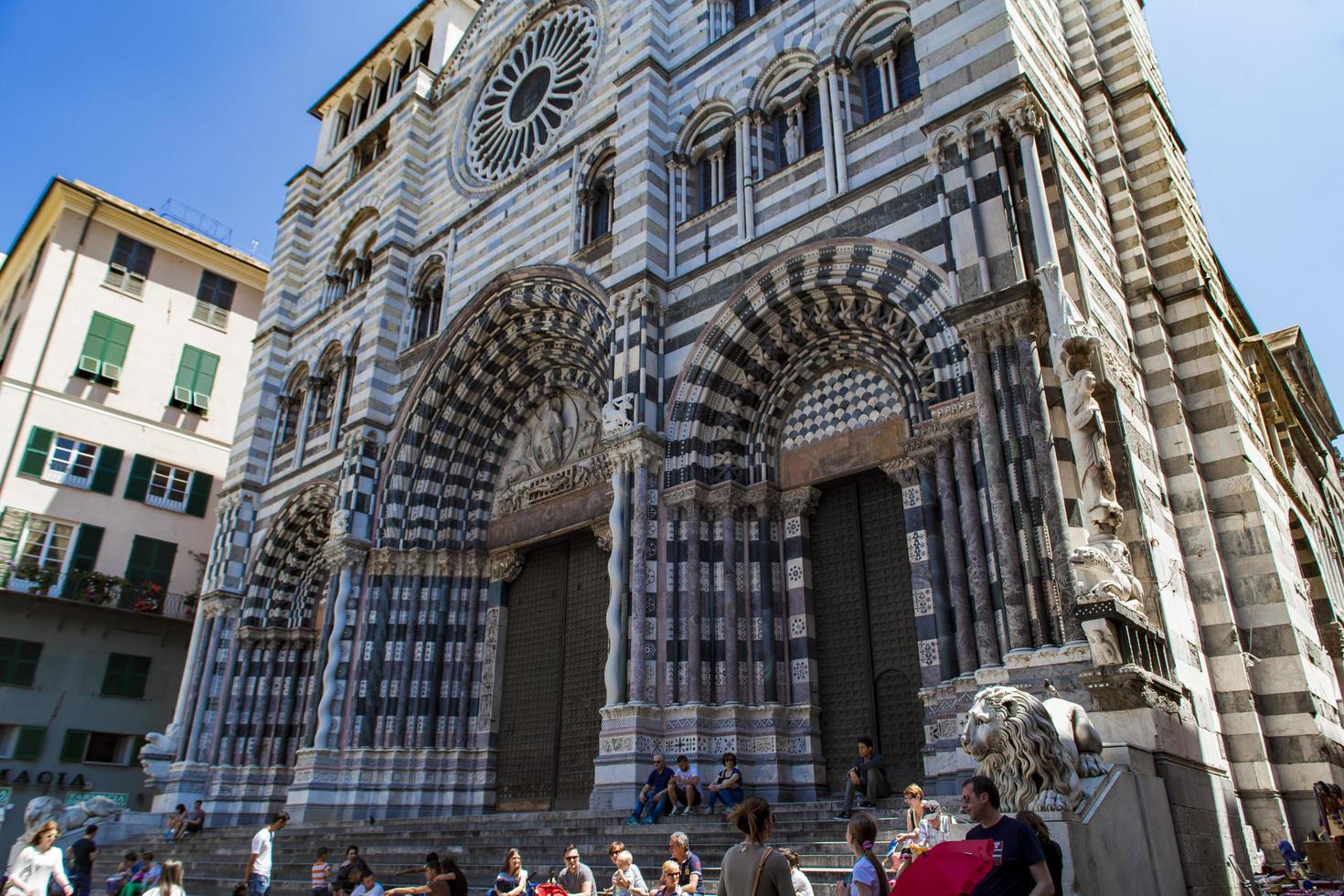 Genua, Italië, 2 juni 2015 - niet-geïdentificeerde mensen door de kathedraal van Genua in Italië. de kathedraal van genua is een rooms-katholieke kathedraal gewijd aan Sint-Laurentius en is de zetel van de aartsbisschop van Genua. foto