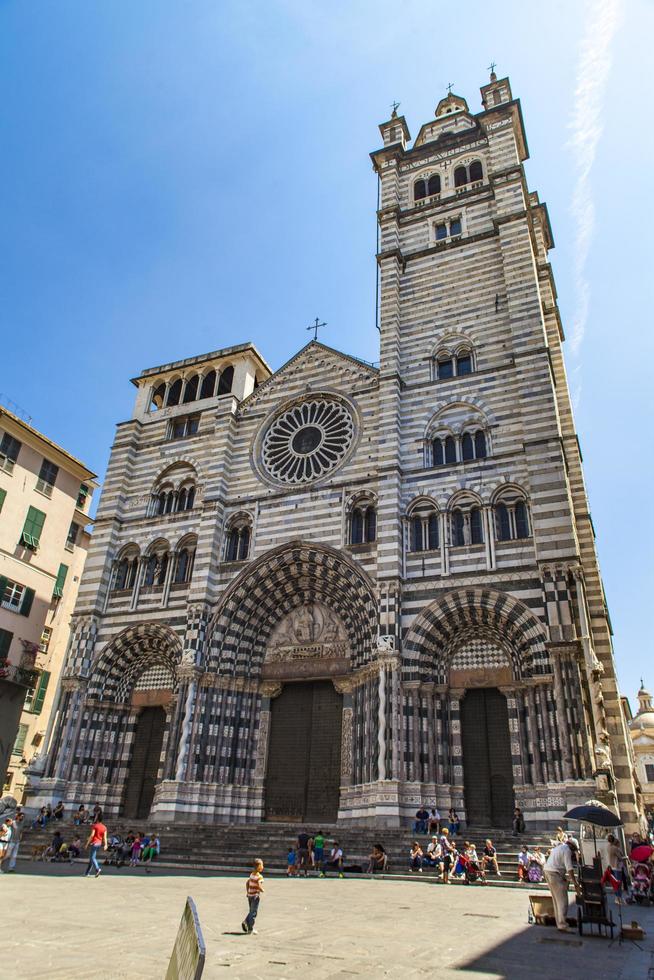 Genua, Italië, 2 juni 2015 - niet-geïdentificeerde mensen door de kathedraal van Genua in Italië. de kathedraal van genua is een rooms-katholieke kathedraal gewijd aan Sint-Laurentius en is de zetel van de aartsbisschop van Genua. foto