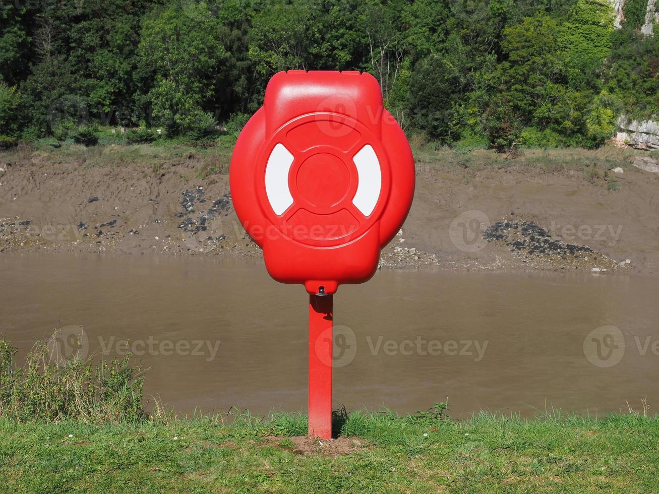 reddingsboei op de oever van de rivier foto