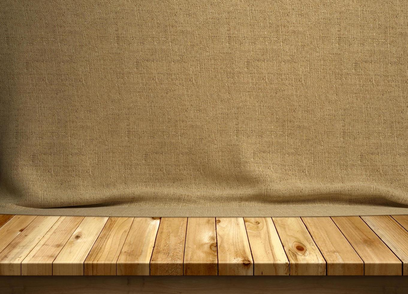 houten tafel met bruine zak foto