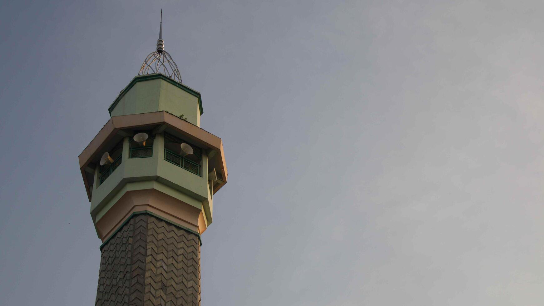 moskee minaretten tegen de hemelachtergrond foto