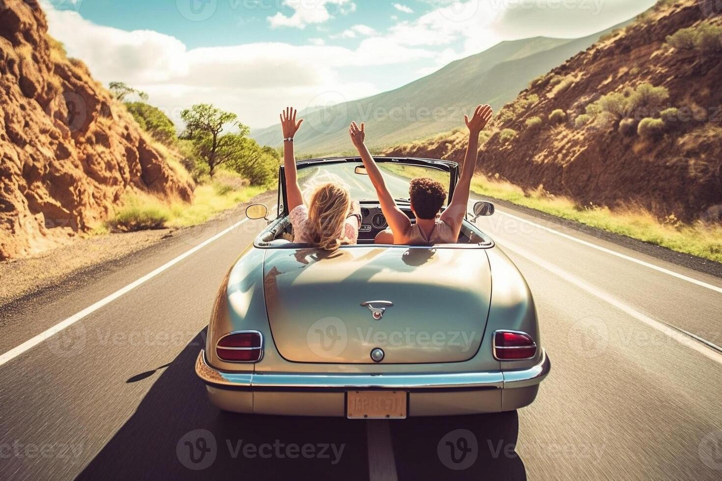 ai generatief vrienden hebben pret Bij auto reis in de omgeving van de wereld paar in liefde met armen omhoog Aan een converteerbaar auto foto