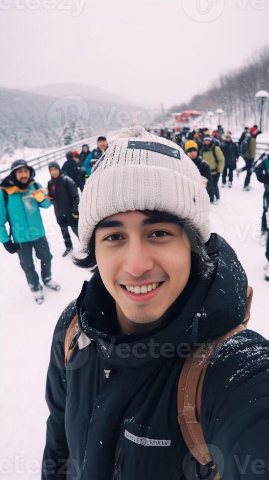 ai generatief jong Mens vervelend winter kleren nemen selfie afbeelding in winter sneeuw berg gelukkig vent met rugzak wandelen buiten recreatie sport en mensen concept foto