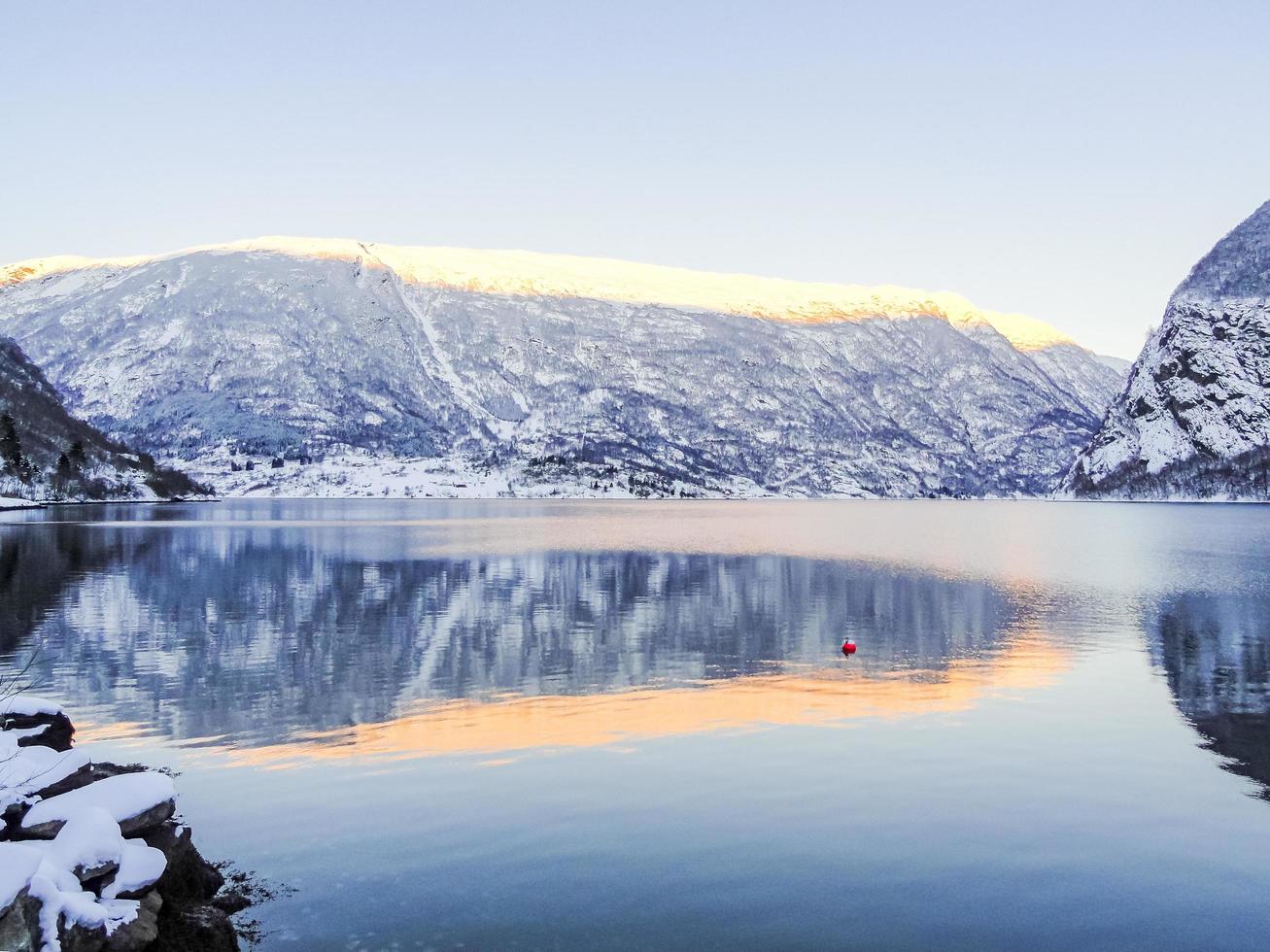 winterlandschap aan de bevroren rivier van het fjordmeer, framfjorden noorwegen. foto