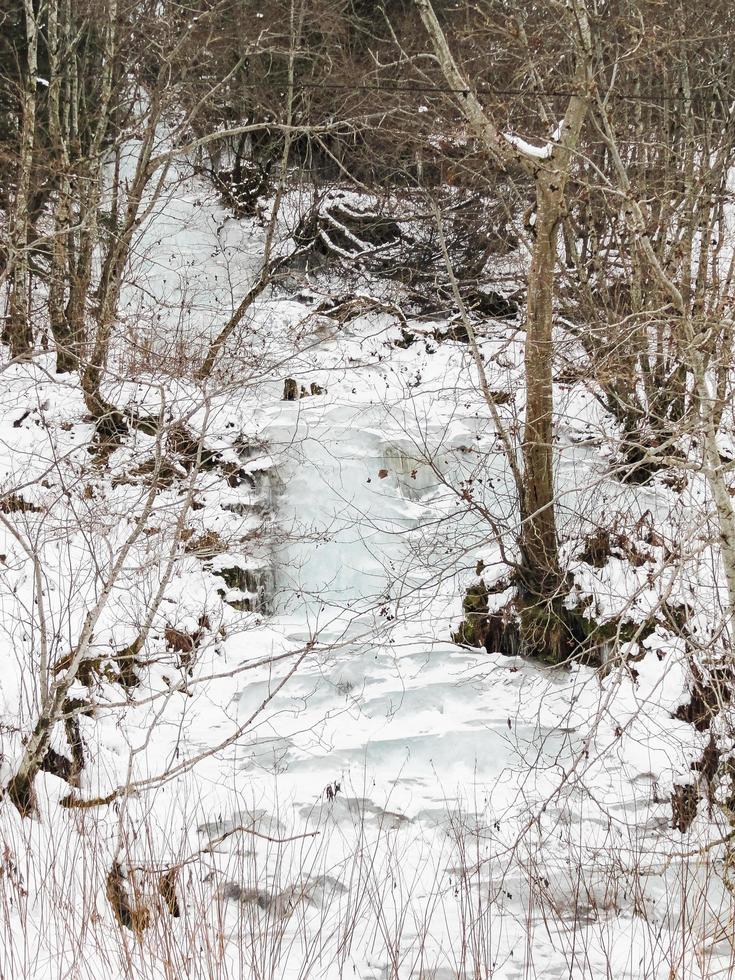 bevroren waterval en ijspegels, prachtig landschap in noorwegen. foto