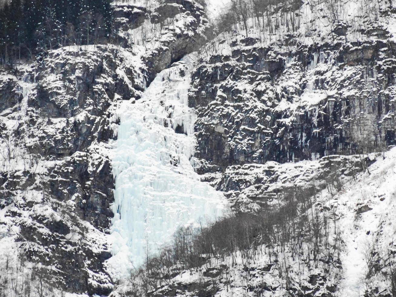 bevroren waterval en ijspegels, prachtig landschap in noorwegen. foto