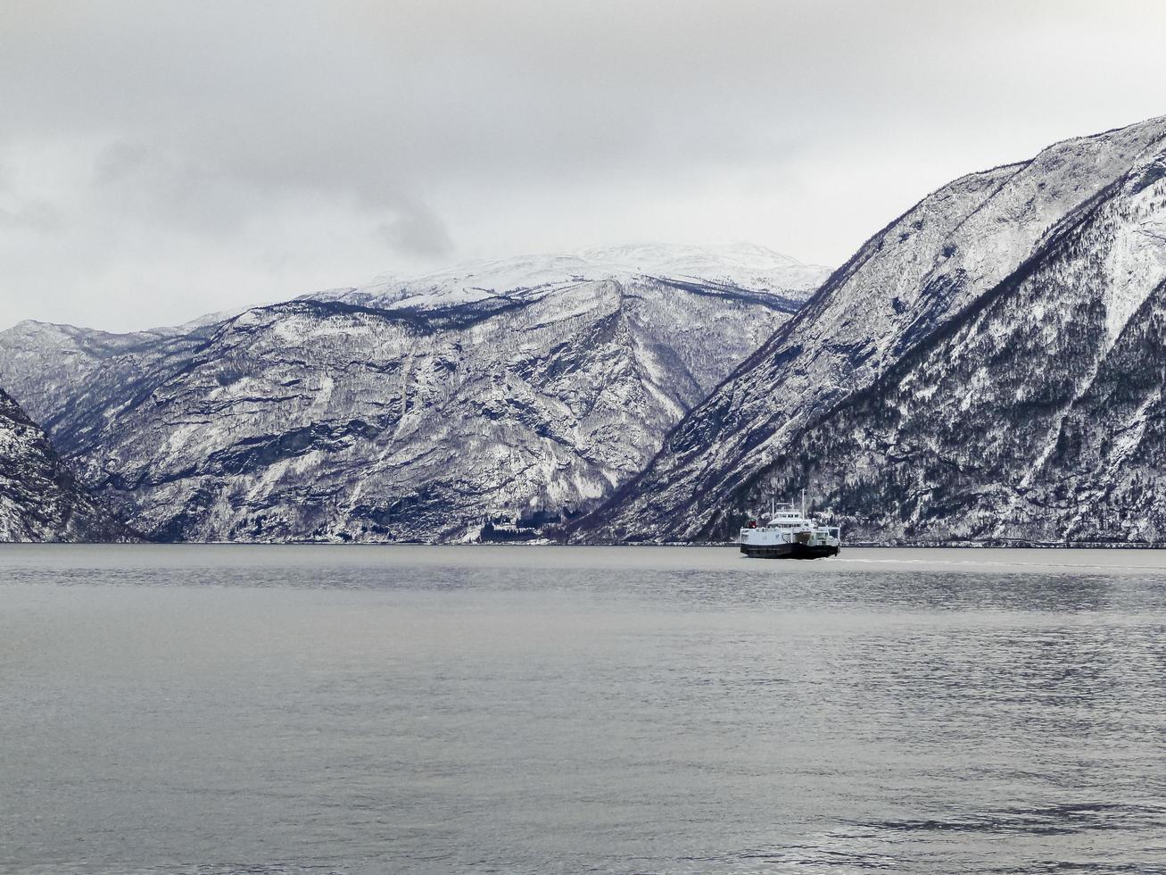 fjord1 fylkesbaatane veerboot van vangsnes naar dragsvik fergeleie in noorwegen. foto