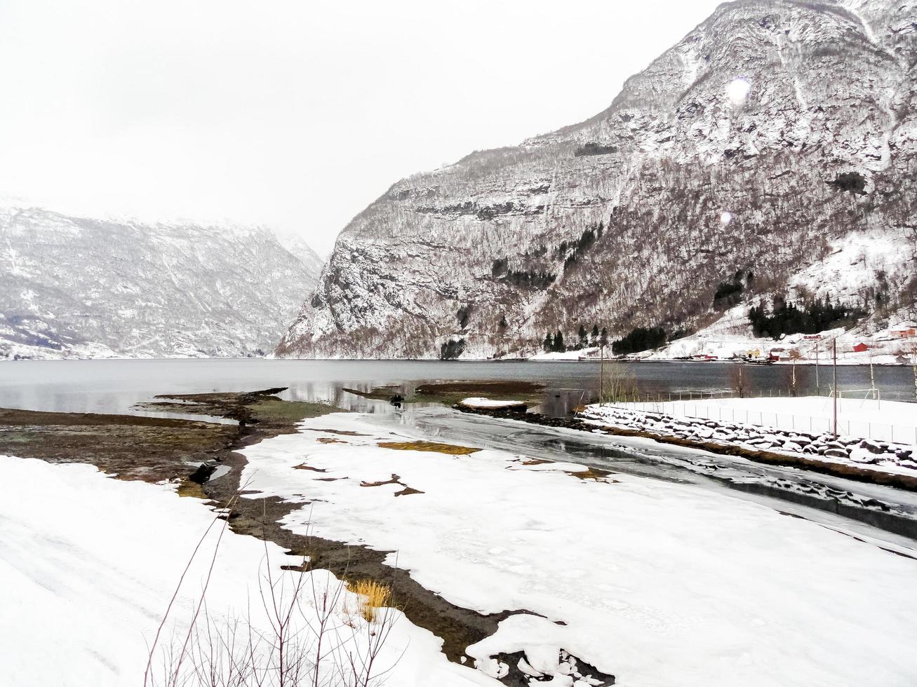 winterlandschap aan de rivier het fjordmeer in framfjorden noorwegen. foto