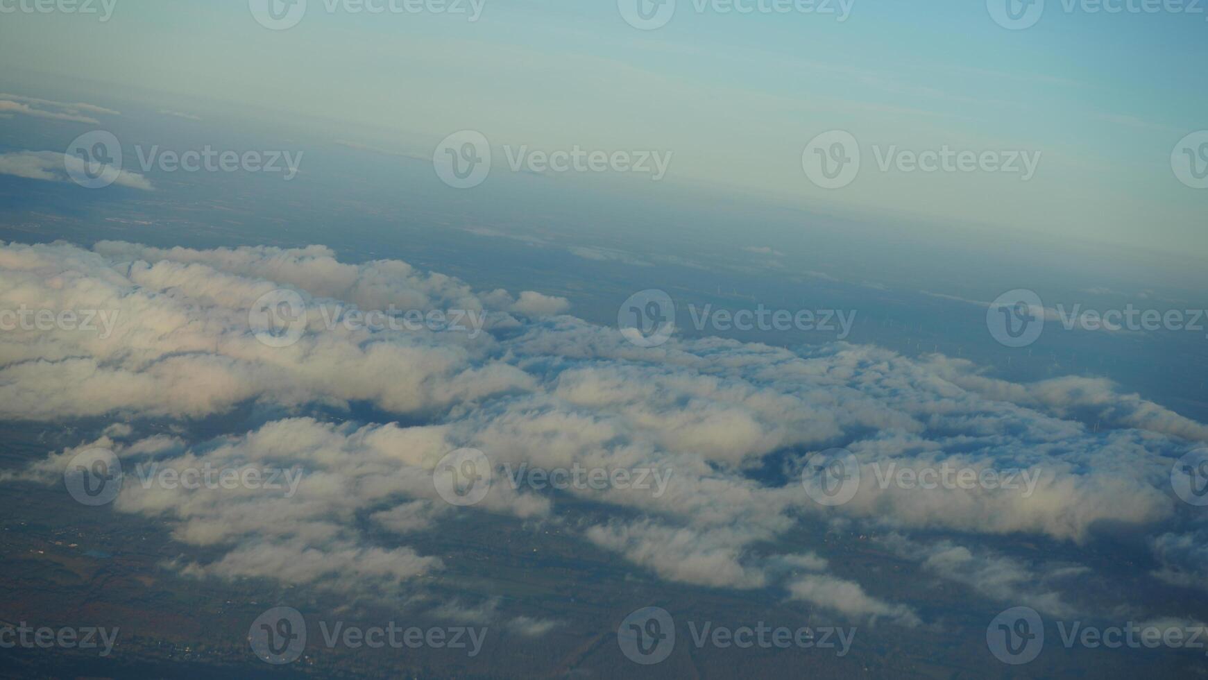 de panoramisch visie keek buiten van de vliegend vliegtuig venster foto