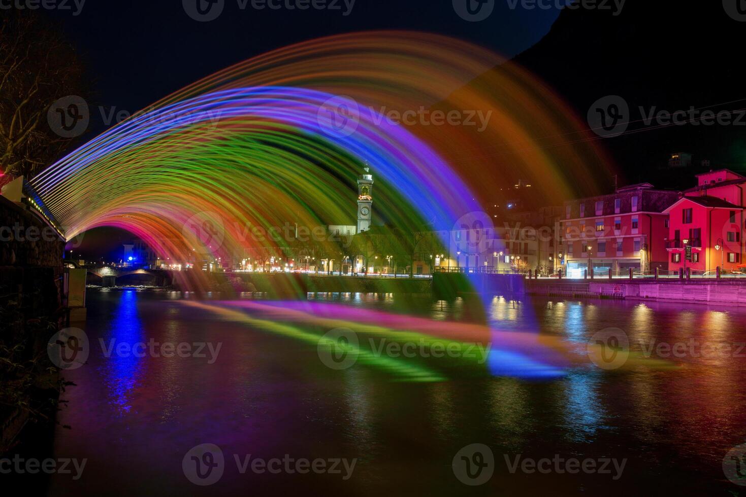 water stralen verlichte met gekleurde lampen foto