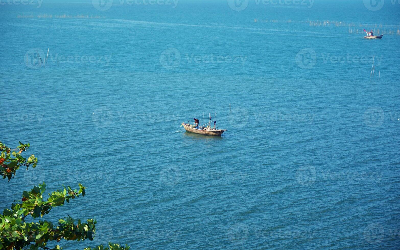 visie van zee oppervlakte en visser boot foto