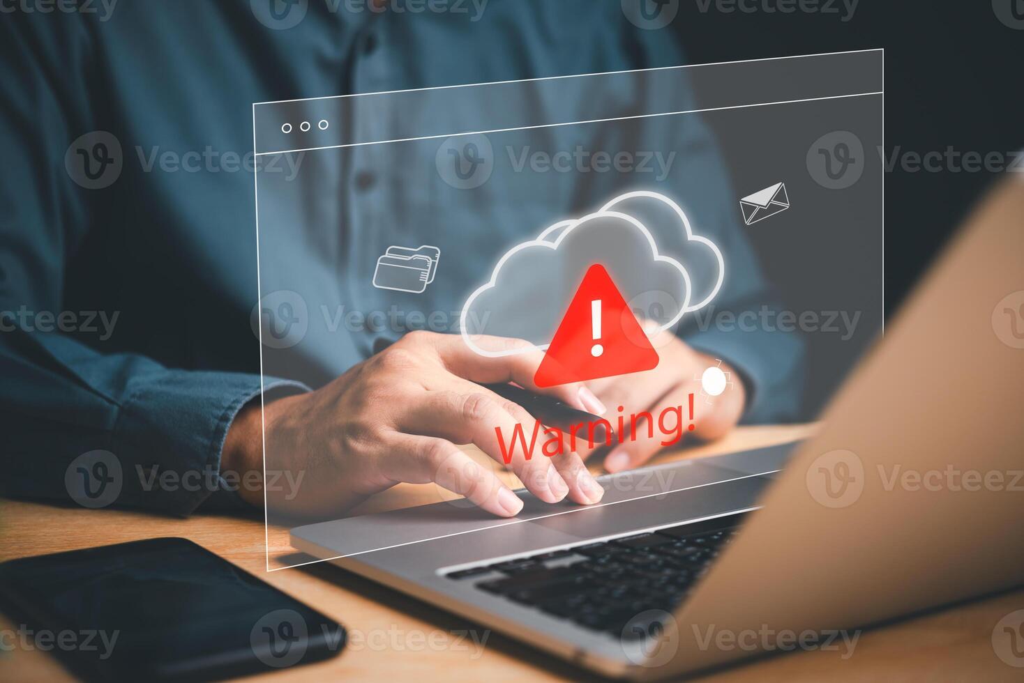 internet onderhoud veiligheid hacken informatie web gevaren en e-mail. cyber digitaal netwerk wolk technologie privacy met online diefstal veiligheid bescherming. zakenman gebruik makend van computer laptop. foto