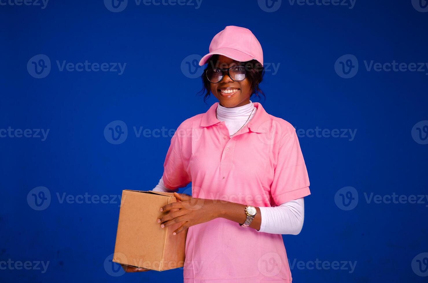 mooi Afrikaanse levering vrouw Holding een pakket foto