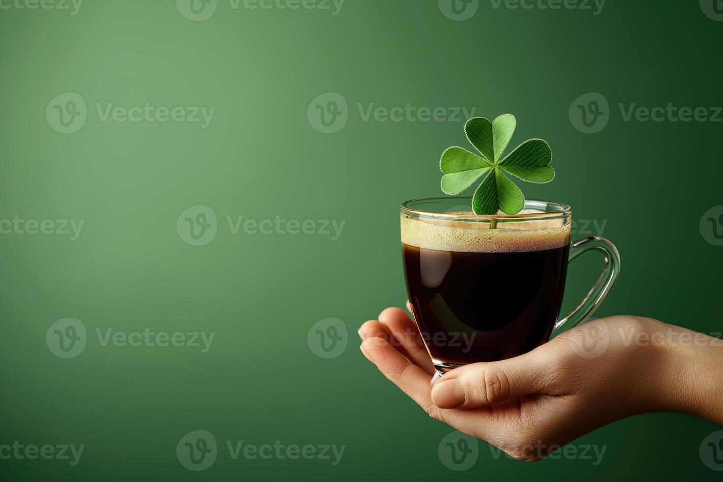 ai gegenereerd hand- Holding een Iers koffie kop Aan st. Patrick dag groen bokeh achtergrond foto