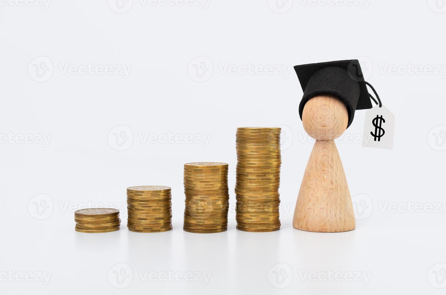 concept van financieel onderwijs en geletterdheid. houten Mens met een diploma uitreiking hoed en goud munten Aan een licht achtergrond foto