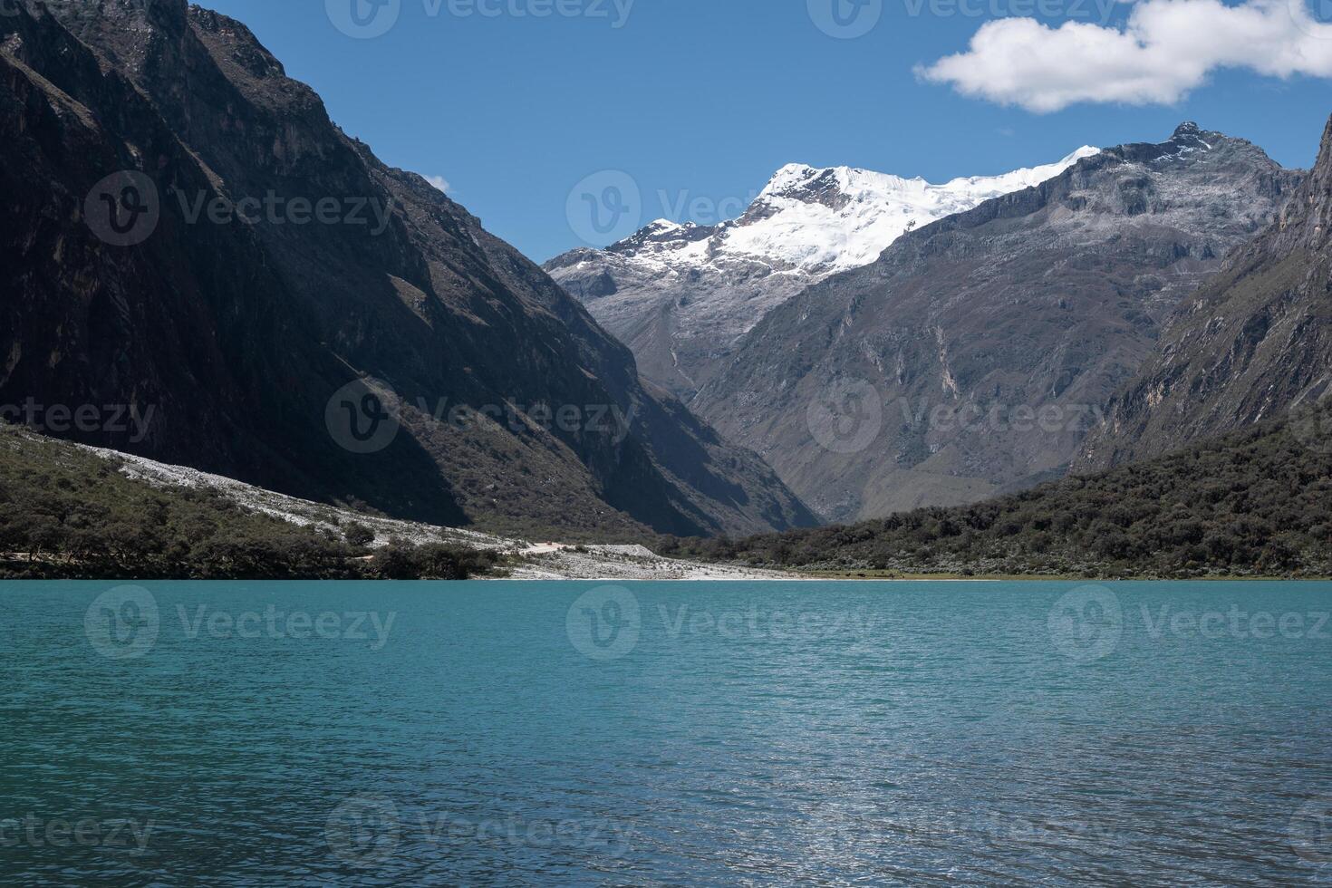 llanganuco lagune gelegen Bij 3850 meter bovenstaand zee niveau in de provincie van huaraz, Peru. foto