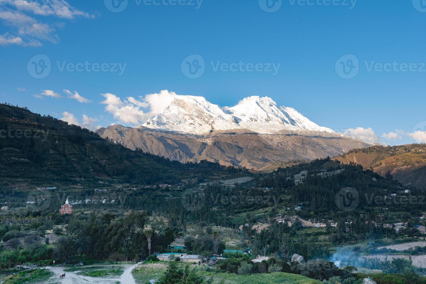 visie van de stad- gebeld yungay met de met sneeuw bedekt huascaran in de achtergrond in de provincie van huaraz, Peru. foto