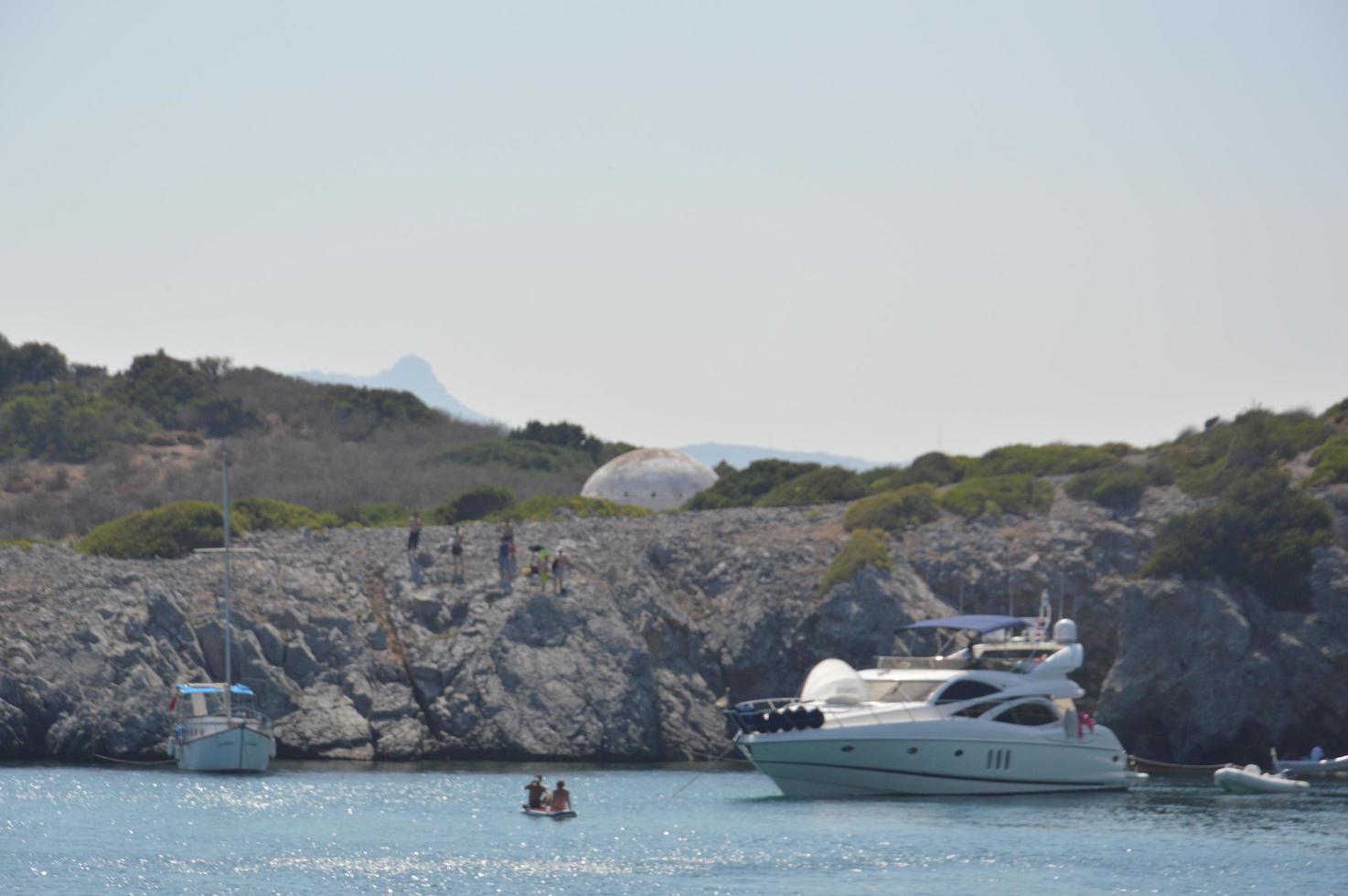 bodrum, turkije, 2020 - jachten geparkeerd in de jachthaven foto