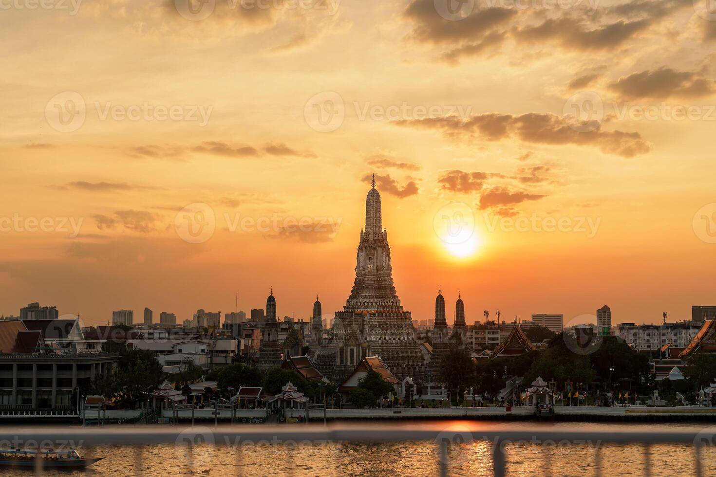wat arun tempel in zonsondergang, tempel van dageraad in de buurt chao phraya rivier. mijlpaal en populair voor toerist attractie en reizen bestemming in Bangkok, Thailand en zuidoosten Azië concept foto