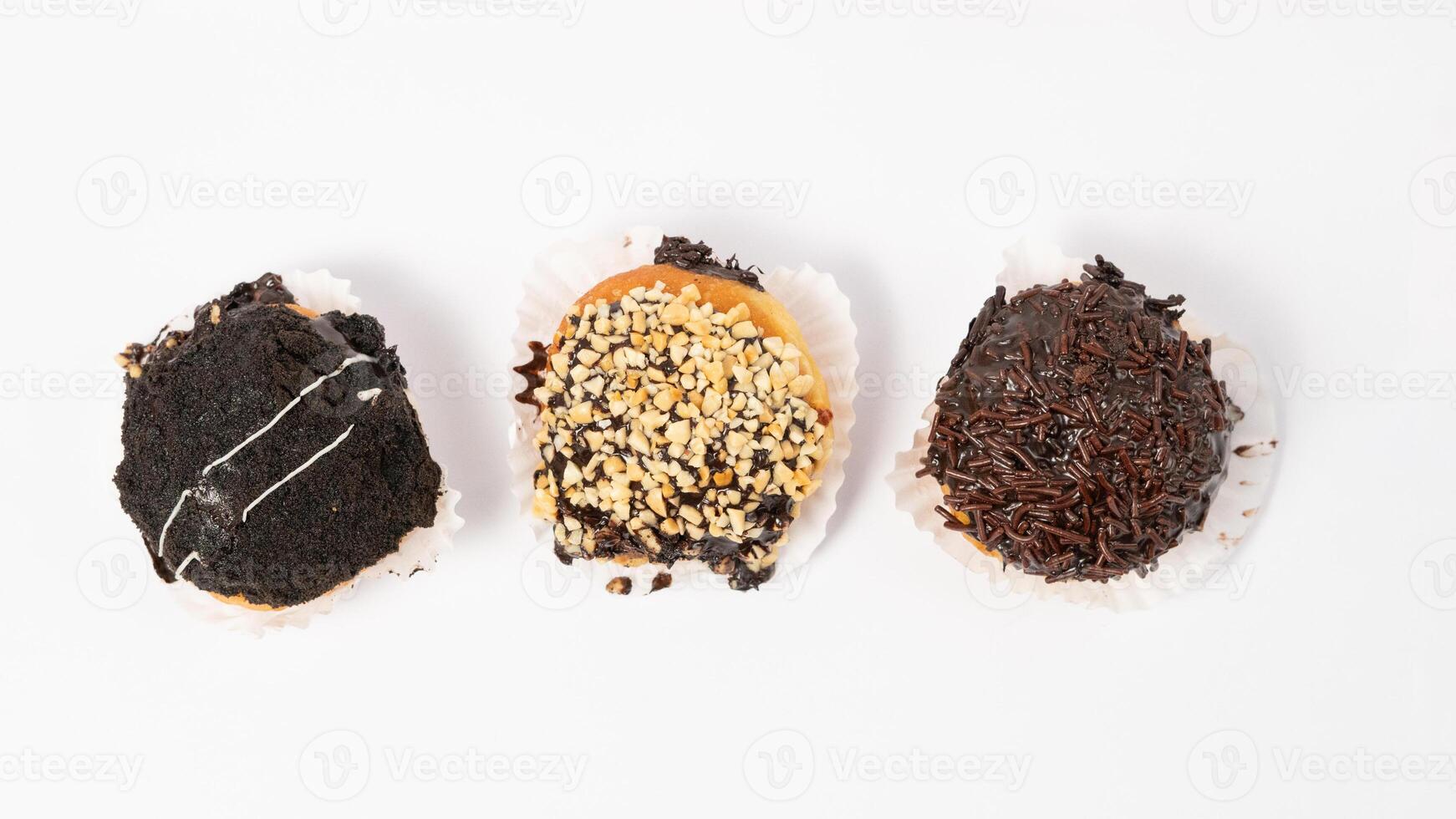 foto van donuts geïsoleerd in wit achtergrond. donuts met een verscheidenheid van toppings en smaken Aan top