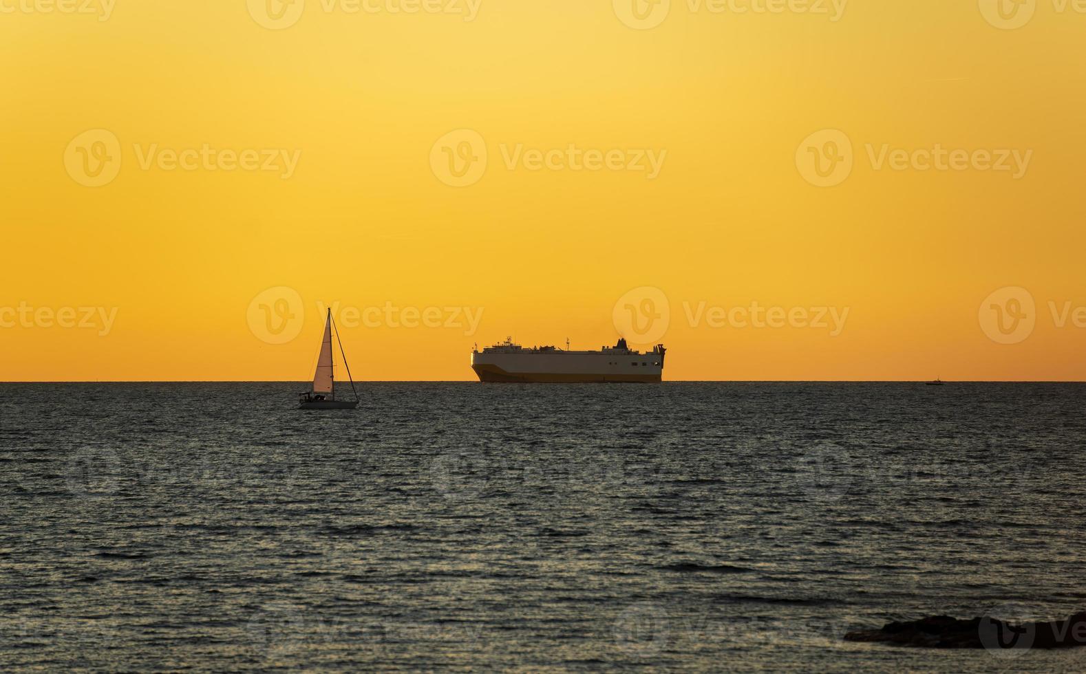 een transportschip bij zonsondergang foto