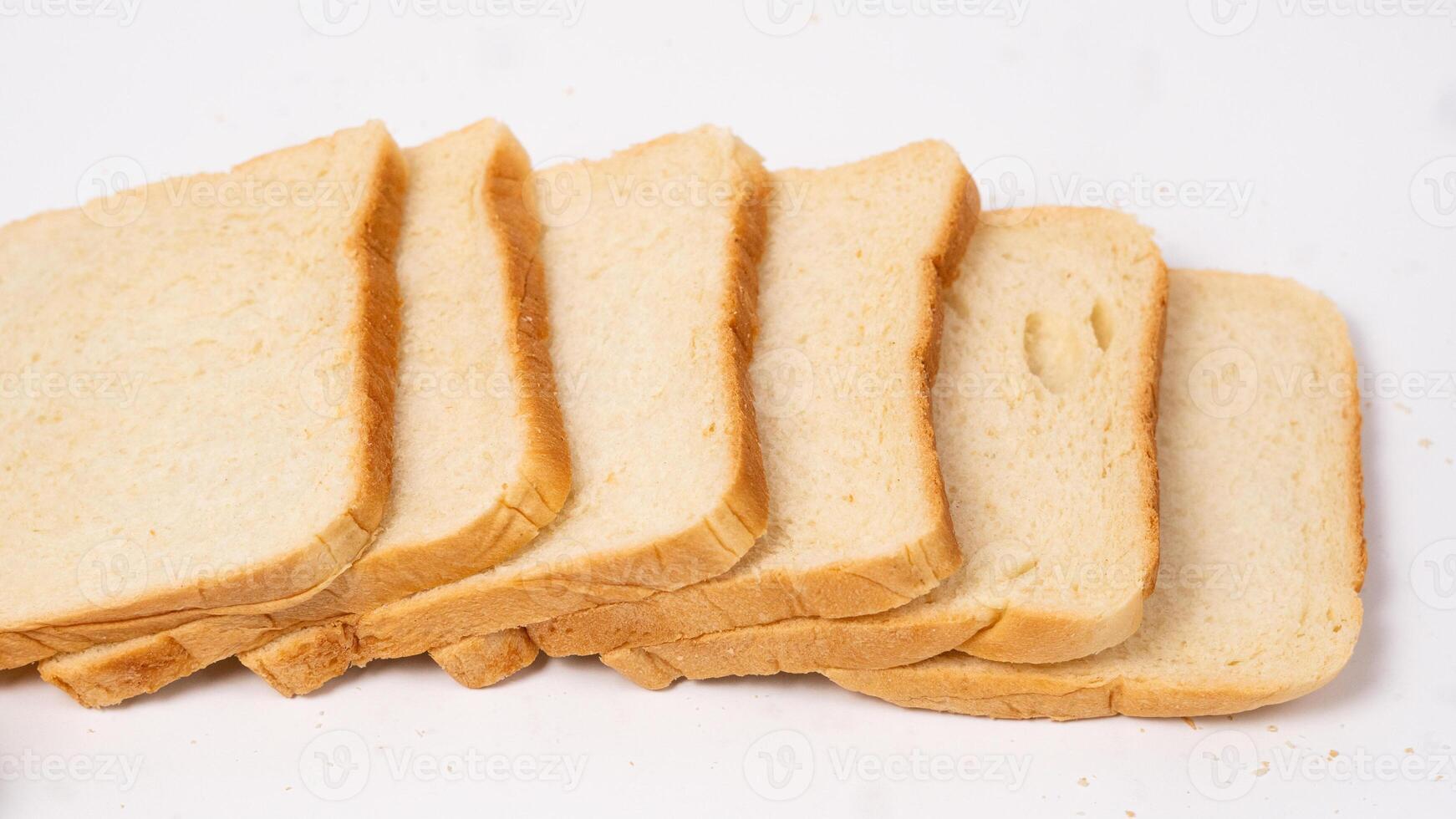 gesneden brood geïsoleerd Aan wit achtergrond met knipsel pad. foto