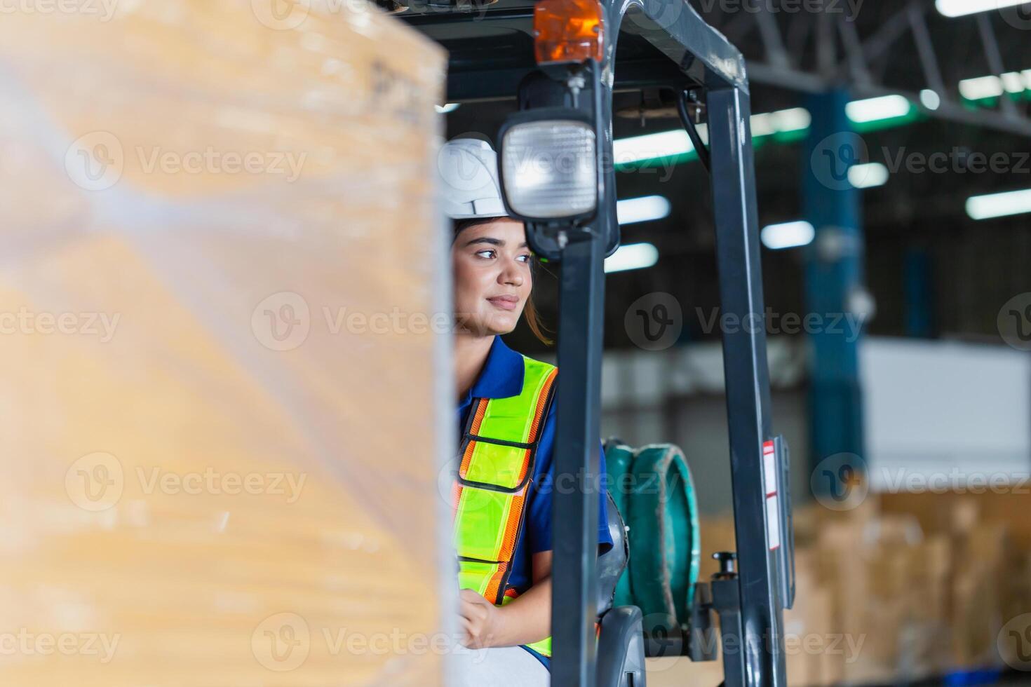 vrouwelijke werknemer op vorkheftruck, handarbeiders werken in magazijn, werknemer chauffeur bij magazijn heftruck lader werkt foto