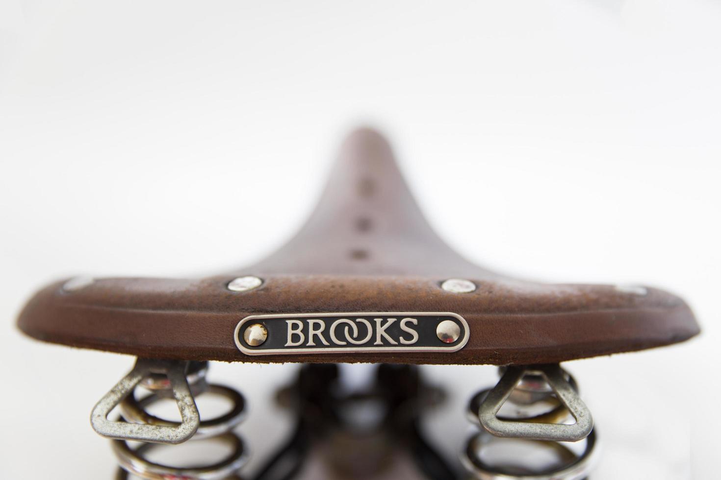 Belgrado, Servië, 18 april 2018 - detail van het vintage Brooks Engeland fietszadel in Belgrado, Servië. Brooks England is een fabrikant van fietszadels, opgericht in 1866 in Birmingham. foto
