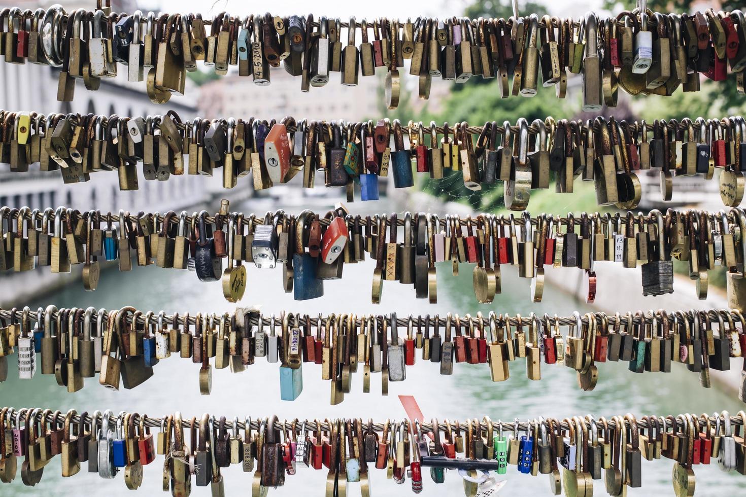 ljubljana, slovenië, 30 juni 2018 - hangsloten op de slagersbrug in ljubljana, slovenië. hangsloten symboliseren verklaringen van eeuwige liefde. foto