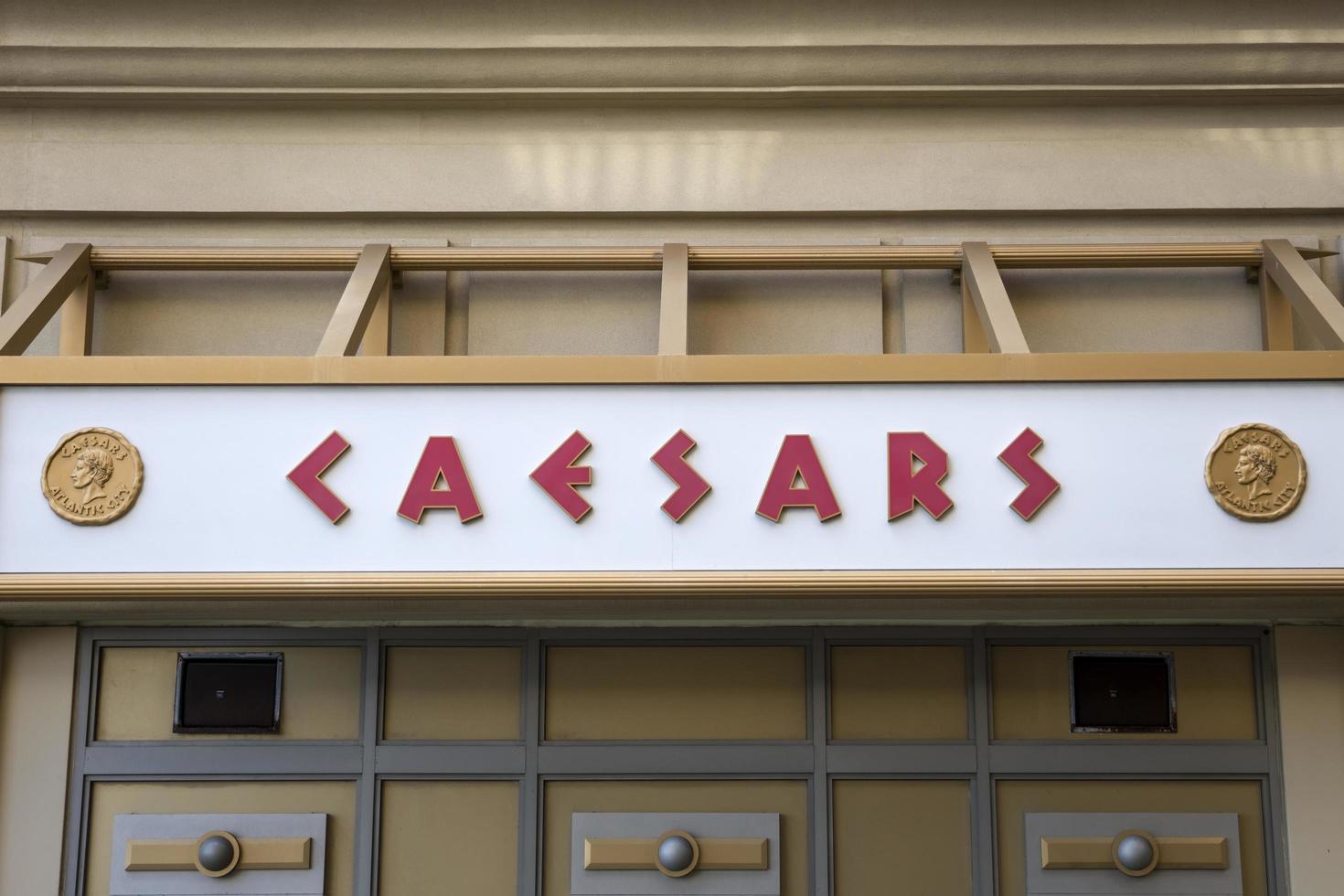 atlantic city, vs, 26 augustus 2017 - detail van caesars hotel en casino in atlantic city, vs. het is geopend in 1979 en heeft tegenwoordig meer dan 3400 speelautomaten en 1158 hotelkamers. foto