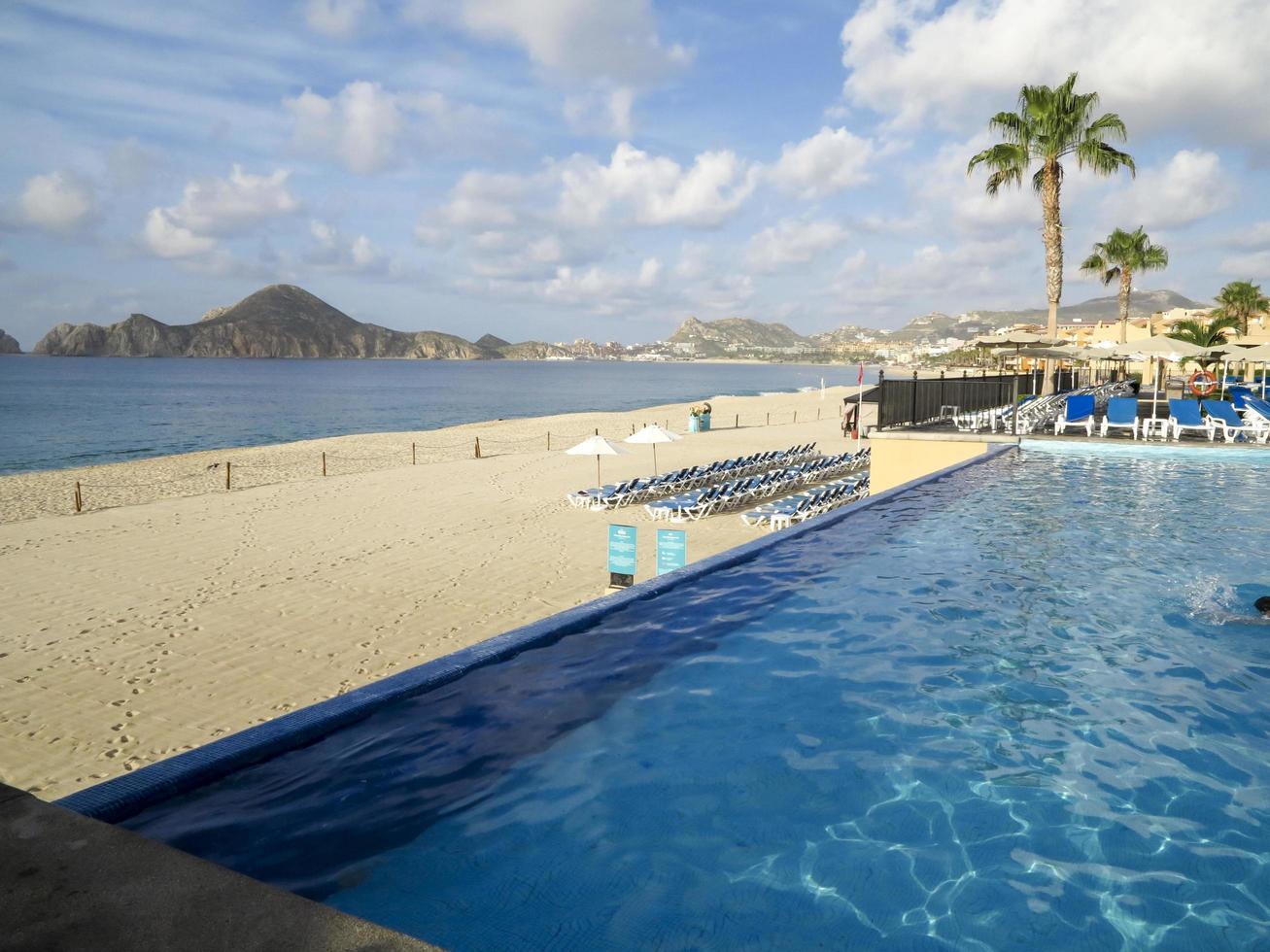 cabo san lucas, mexico, 8 augustus 2014 - niet-geïdentificeerde mensen in het riu santa fe hotel in cabo san lucas, mexico. het is een 5 sterren hotel in Baja California met 902 kamers. foto