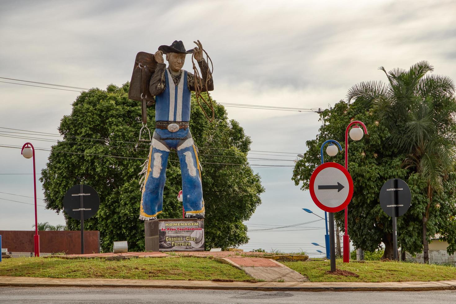 brazilië, 2021 -rotonde met een standbeeld foto