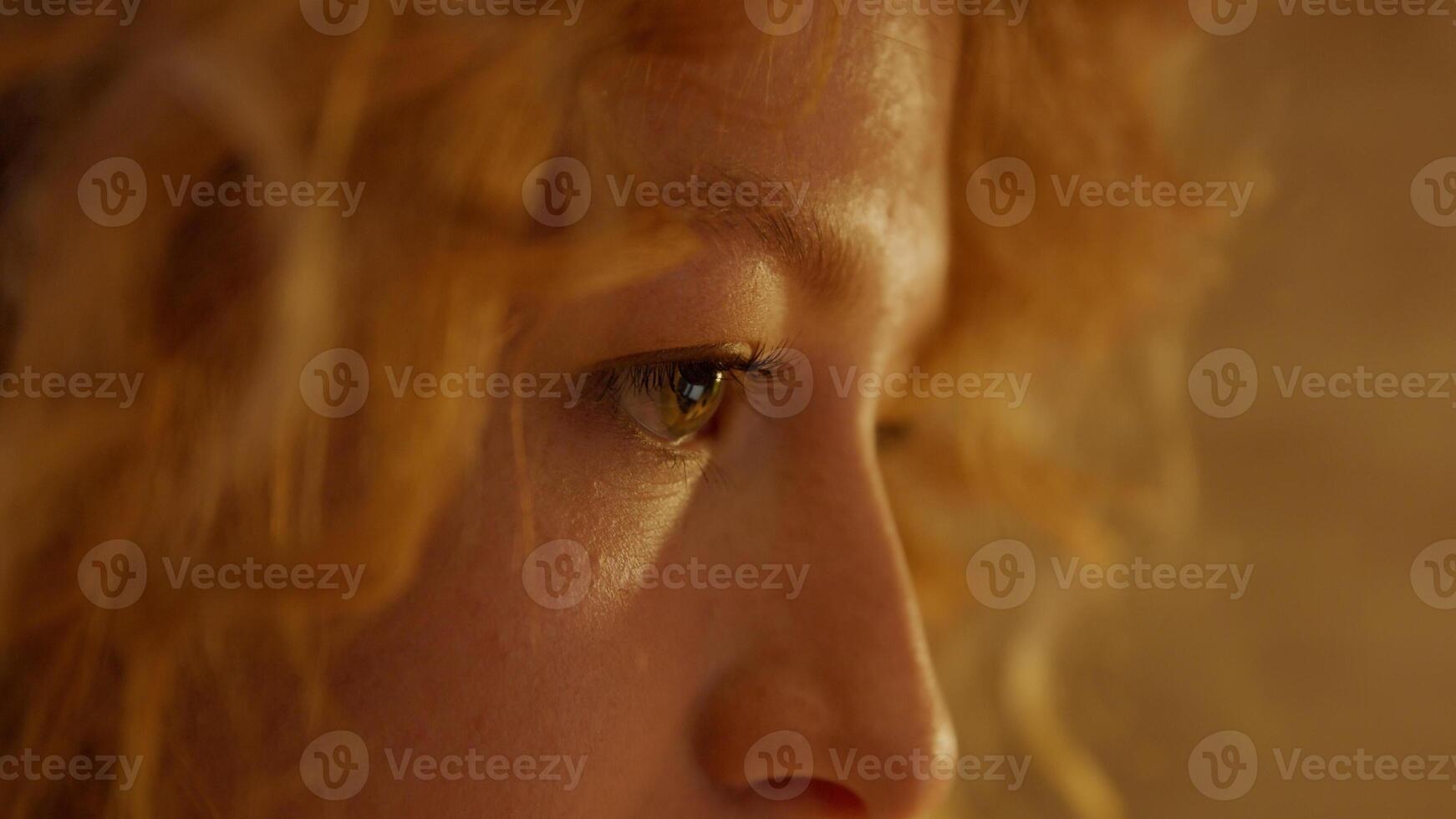 extreme close-up van het gezicht van een blanke vrouw, weerspiegeling van het laptopscherm in de ogen foto