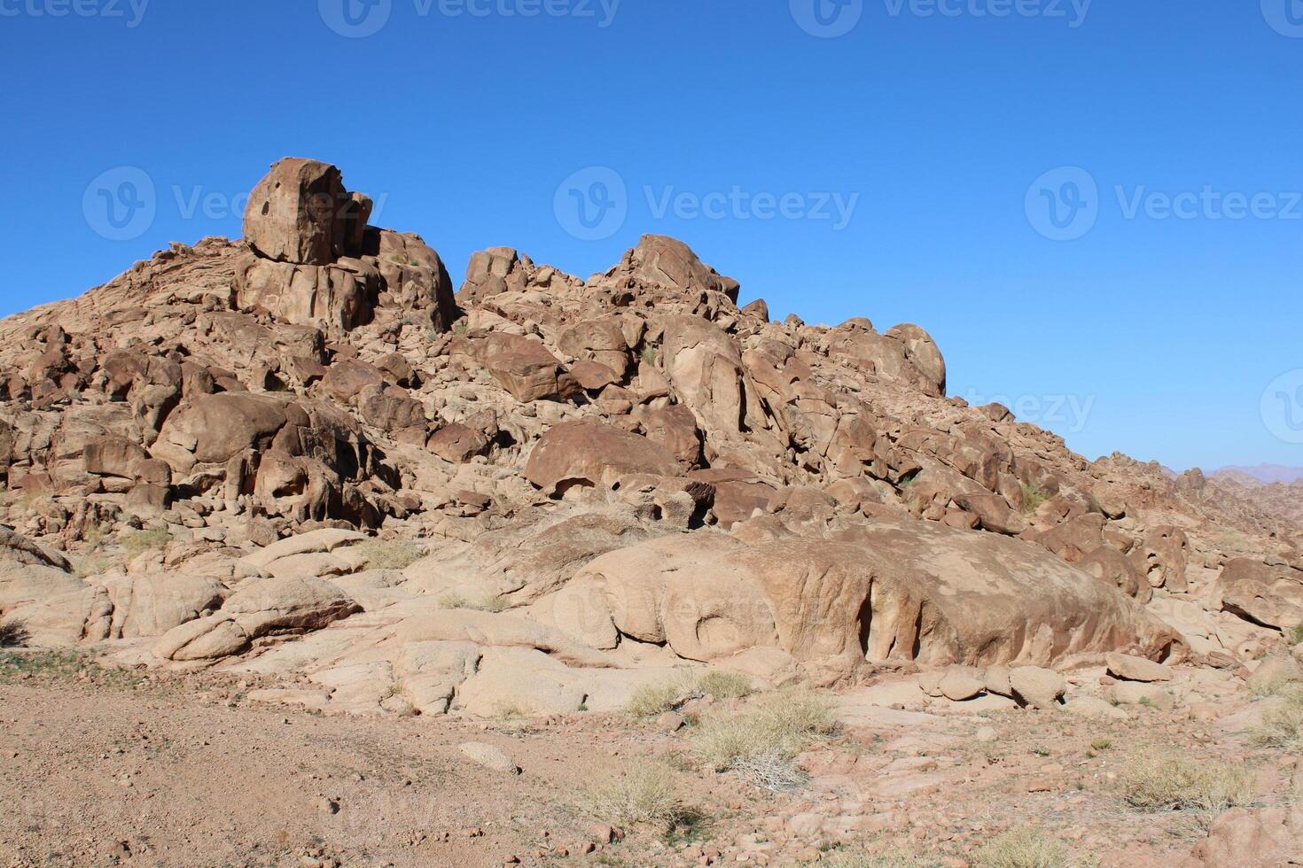 een mooi dag visie van de berg reeks aangrenzend naar spleet rots in tabuk, saudi Arabië. foto