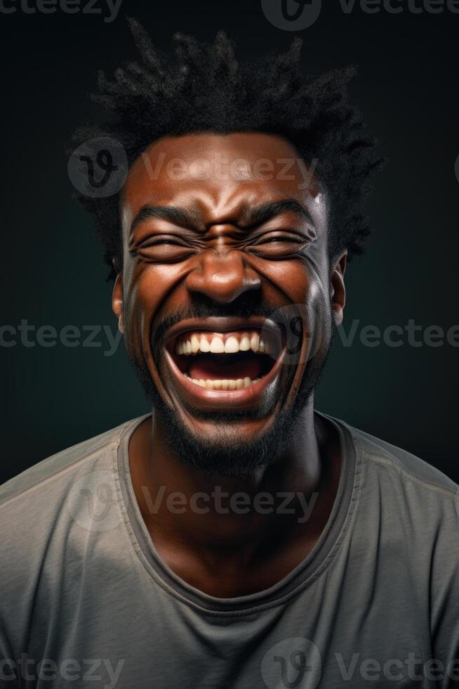 ai gegenereerd portret van een vrolijk Afrikaanse in detailopname Aan een zwart achtergrond in de studio foto