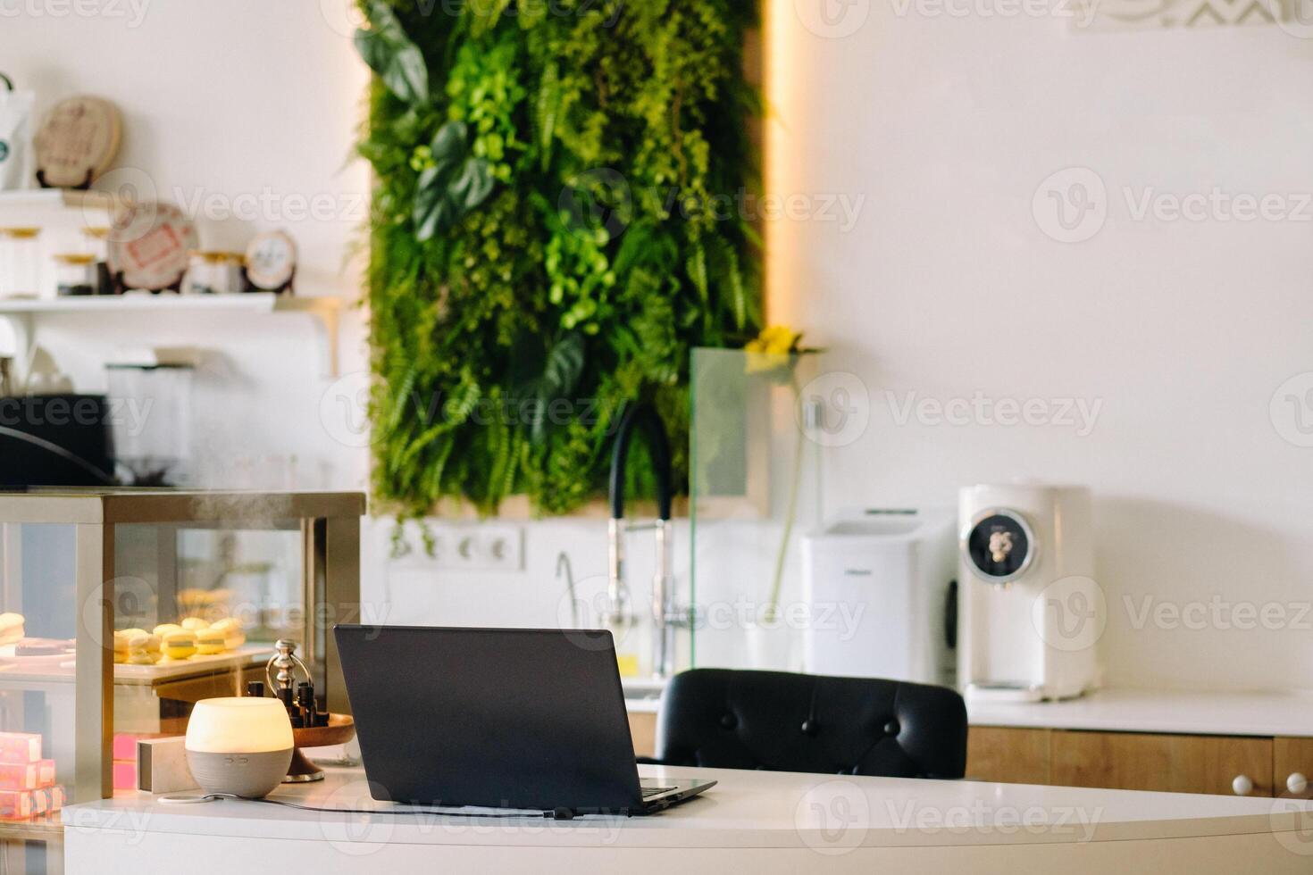 werkplek, een laptop computer is Aan de bureaublad in de hal. beheerder werkplaats foto