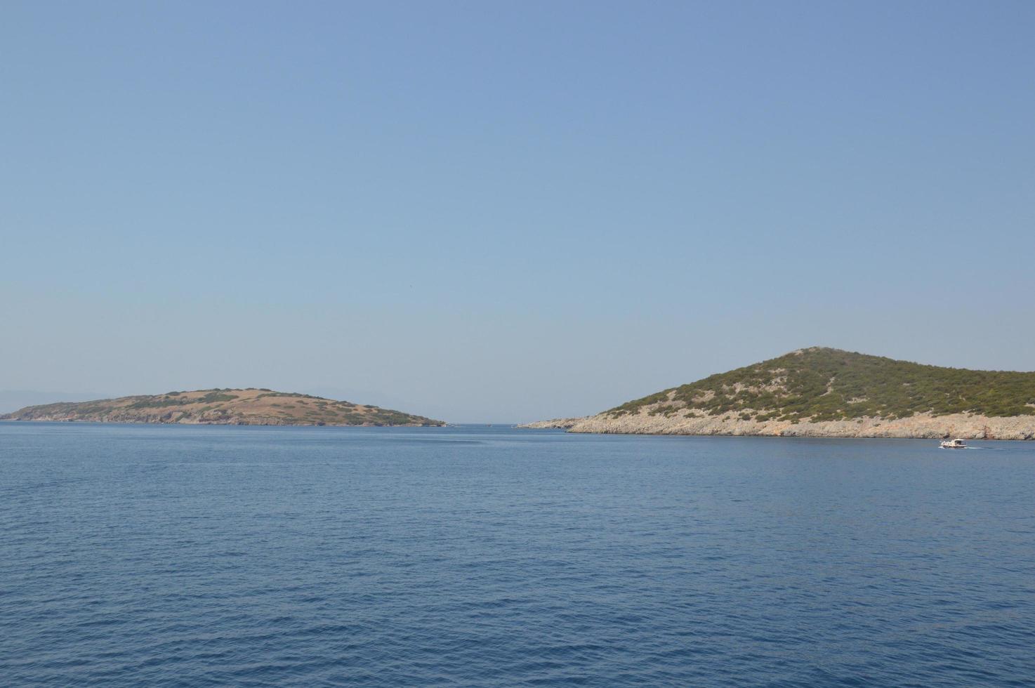 Egeïsche Zee in Turkije, panorama van bergen en kust foto