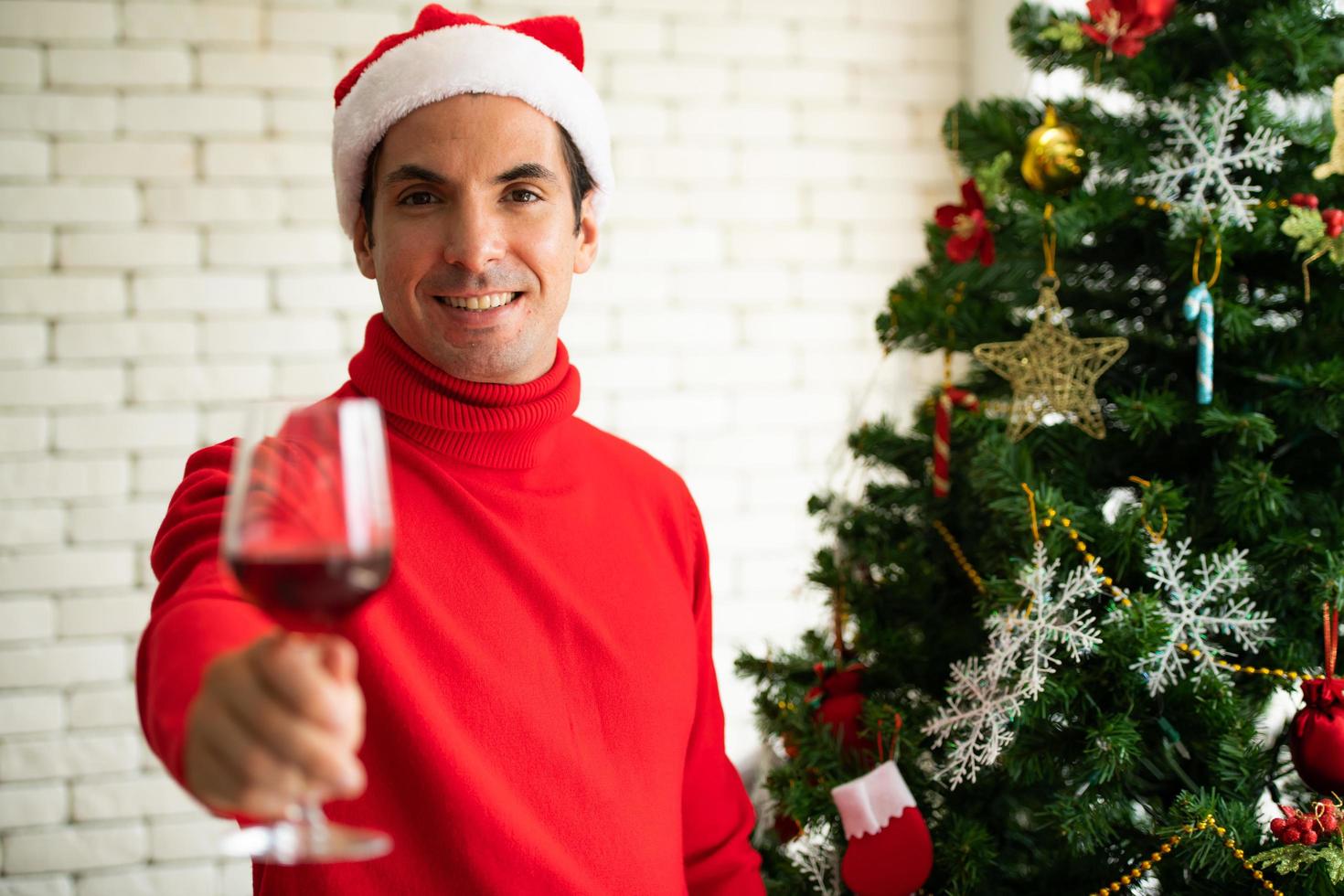 mannen in de woonkamer tijdens prettige kerstdagen en gelukkig nieuwjaar foto