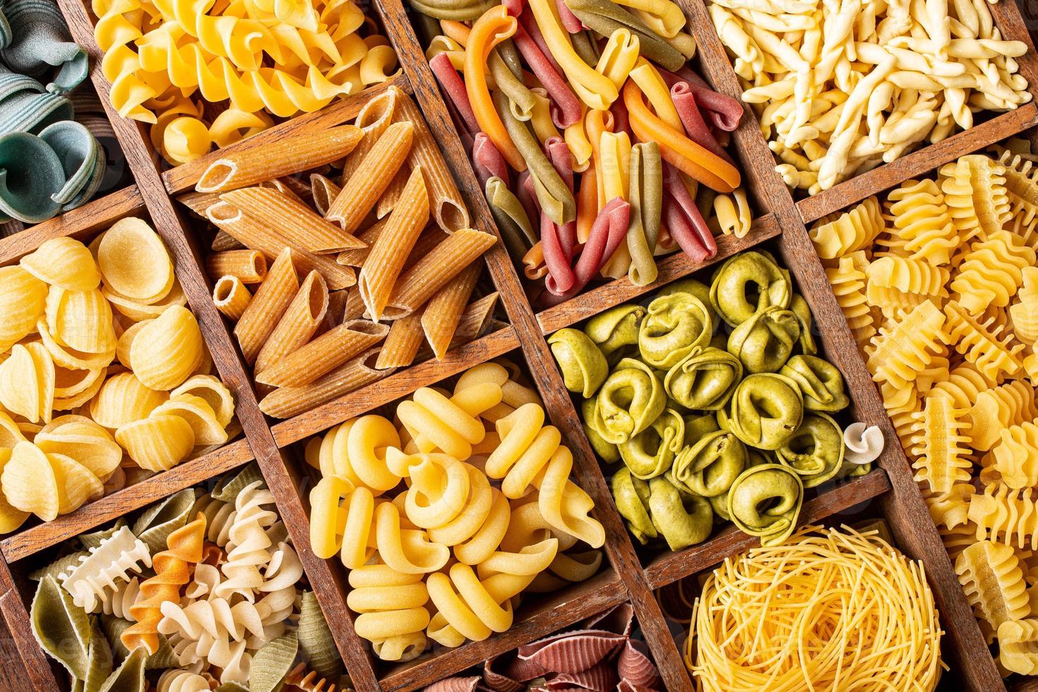 diverse kleurrijke italiaanse pasta in houten kist foto