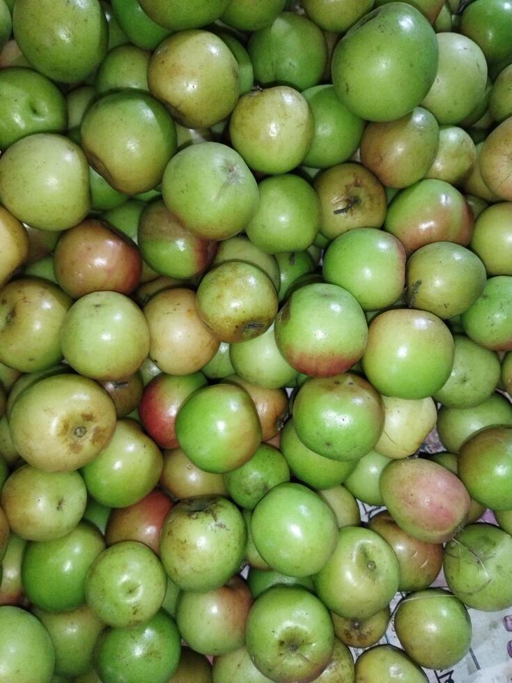 een bundel van groen appels Aan een tafel foto