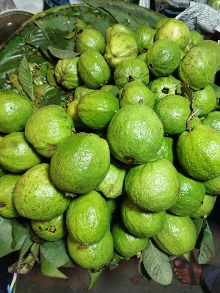 een groot stapel van groen guava fruit foto